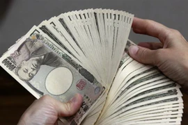 Kiểm tiền mệnh giá 10.000 yen tại Tokyo, Nhật Bản. (Nguồn: AFP/TTXVN) 