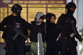 Nghi phạm Đoàn Thị Hương (giữa) được cảnh sát Malaysia áp giải rời Tòa án tối cao Shah Alam, ngoại ô Kuala Lumpur ngày 16/8/2018. (Nguồn: AFP/TTXVN) 