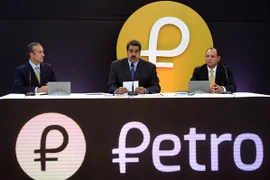 Tổng thống Venezuela Nicolas Maduro (giữa) trong cuộc họp báo về đồng Petro điện tử tại Caracas ngày 20/2. (Nguồn: AFP/TTXVN)
