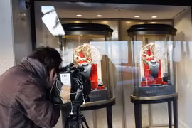 Bên ngoài cửa hàng trang sức Harry Winston sau khi xảy ra vụ cướp ngày 18/1. (Nguồn: AFP/TTXVN)