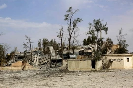 Cảnh đổ nát sau cuộc giao tranh giữa SDF và phiến quân IS ở Tabqa ngày 30/4. (Nguồn: AFP/TTXVN)