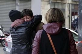 Nỗi đau mất mát người thân tại hiện trường vụ tấn công khủng bố ở nhà hàng Carillon, quận số 10, thủ đô Paris, ngày 14/11. (Nguồn: AFP/TTXVN)