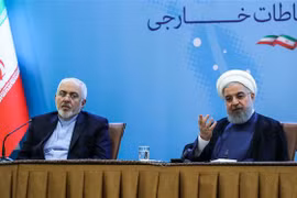 Tổng thống Iran Hassan Rouhani (phải) và Ngoại trưởng Iran Mohammad Javad Zarif (trái) tại cuộc họp ở Tehran, Iran, ngày 22/7/2018. (Nguồn: AFP/TTXVN) 