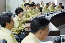 Tổng thống Hàn Quốc Park Geun-hye (thứ 3, trái) chủ trì cuộc họp Hội đồng an ninh quốc gia tại thủ đô Seoul ngày 22/8, ngày đầu tiên diễn ra cuộc tập trận. (Nguồn: EPA/TTXVN)