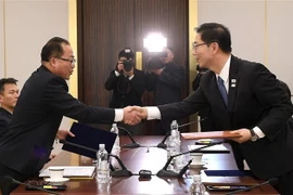 Thứ trưởng Thống nhất Hàn Quốc Chun Hae-Sung (phải) trong cuộc gặp người đồng cấp Triều Tiên Jon Jong-su tại làng đình chiến Panmunjom ở khu phi quân sự giữa hai miền ngày 17/1/2018. (Nguồn: AFP/TTXVN) 