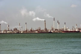 Nhà máy lọc dầu của hãng Shell tại Pulau Bukom, Singapore. (Nguồn: AFP/TTXVN) 