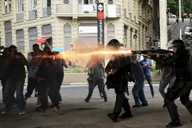 Cảnh sát Brazil đối phó với người biểu tình. (Nguồn: Reuters)