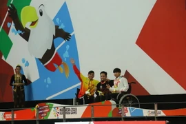 Võ Thanh Tùng nhận huy chương bạc ở nội dung bơi 50m tự do hạng S5. (Ảnh: Hải Ngọc/Vietnam+)