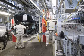 Công nhân làm việc tại nhà máy sản xuất ôtô ở Mulhouse, Pháp, ngày 9/4/2019. (Nguồn: AFP/TTXVN) 