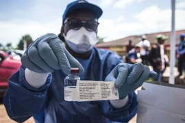 Nhân viên y tế chuẩn bị vắc\xin Ebola để tiêm cho người dân tại Mbandaka, CHDC Congo ngày 21/5. (Nguồn: EPA-EFE/TTXVN)