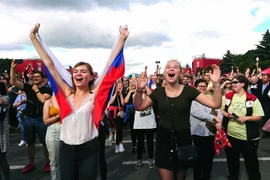 Niềm vui của các cổ động viên Nga. (Ảnh: Tâm Hằng/TTXVN)