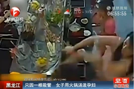 Ảnh động vụ thực khách tạt nước lẩu vào nhân viên phục vụ mang thai