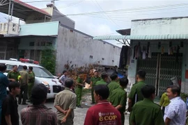 Lực lượng chức năng điều tra hiện trường vụ án. (Ảnh: Nguyễn Văn Việt/TTXVN) 