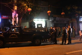 Hiện trường vụ bắt đối tượng 'ôm lựu đạn' nhiều giờ cố thủ trong nhà