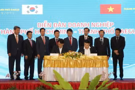 Các doanh nghiệp Thành phố Daegu và doanh nghiệp Thành phố Hồ Chí Minh ký kết Bản ghi nhớ và hợp đồng kết nối giao thương. (Ảnh: Thanh Vũ/TTXVN)
