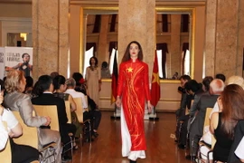 Màn trình diễn áo dài ấn tượng tại chương trình. (Ảnh: Đức Chung/Vietnam+)