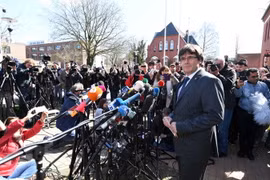 Ông Carles Puigdemont trả lời phỏng vấn sau khi được tại ngoại ngày 6/4. (Nguồn: AFP/TTXVN)