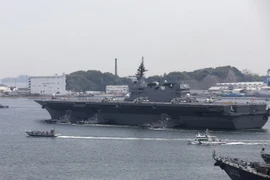 Tàu sân bay Izumo rời khỏi căn cứ Yokosuka ở tỉnh Kanagawa ngày 1/5. (Nguồn: AFP/TTXVN)