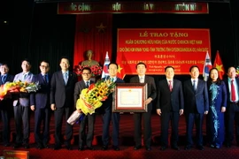 Lễ trao tặng Huân chương Hữu nghị của Việt Nam cho ông Kim Kwan Yong, tỉnh trưởng tỉnh Gyeongsangbuk-do, Hàn Quốc. (Ảnh: Thu Hằng/TTXVN)