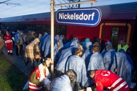 Người di cư chờ lên tàu tại Nickeldorf, biên giới giữa Áo với Hungary để tới Salzburg thuộc biên giới Đức-Áo. (Nguồn: AFP/TTXVN)