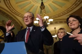 Lãnh đạo phe thiểu số tại Thượng viện Charles Schumer tại cuộc họp báo ở Washington, DC. (Nguồn: THX/TTXVN)