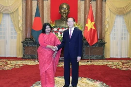 Chủ tịch nước Trần Đại Quang tiếp Bà Samianaz, Đại sứ Đặc mệnh toàn quyền Cộng hòa Nhân dân Bangladesh tại Việt Nam đến trình Quốc thư nhân dịp nhận nhiệm kỳ công tác mới ngày 26/9/2017. (Ảnh: Nhan Sáng/TTXVN)