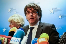 Cựu Thủ hiến Catalunya bị phế truất Carles Puigdemont (giữa) và các cựu thành viên chính quyền tự trị tại cuộc họp báo ở Brussels (Bỉ) ngày 31/10. (Nguồn: AFP/TTXVN)