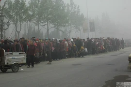 [Photo] Xếp hàng 2km từ hai giờ sáng để nhận gạo miễn phí ở Trung Quốc