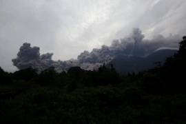 Núi lửa Fuego tại Alotenango, Sacatepequez, Guatemala phun trào ngày 3/6. (Nguồn: EFE/TTXVN)