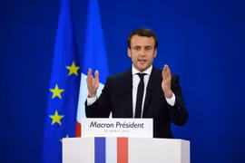 Ứng cử viên Emmanuel Macron phát biểu sau khi kết quả vòng một cuộc bầu cử Tổng thống Pháp được công bố ở Paris ngày 23/4. (Nguồn: AFP/TTXVN)