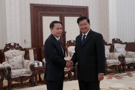 Tổng Giám đốc Thông tấn xã Việt Nam Nguyễn Đức Lợi và Thủ tướng Lào Thongloun Sisoulith. (Ảnh: Minh Đông-Phạm Kiên/TTXVN)