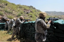 Lực lượng an ninh gác tại khu vực al-Khubah, tỉnh Jizan trên biên giới Saudi Arabia-Yemen ngày 3/10. (Nguồn: AFP/TTXVN)