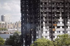 Tòa chung cư Grenfell Tower bị thiêu rụi trong vụ hỏa hoạn. (Nguồn: AFP/TTXVN)
