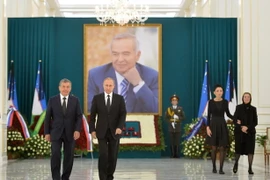 Thủ tướng Uzbekistan Shavkat Mirziyoyev (trái) và Tổng thống Nga Vladimir Putin tại lễ tang cố Tổng thống Islam Karimov ở Samarkand, ngày 6/9. (Nguồn: EPA/TTXVN)