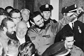 Lãnh tụ Cuba Fidel Castro (giữa) tại Harlem, New York (Mỹ) ngày 20/9/1960. (Nguồn: AP/ TTXVN)