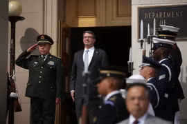Bộ trưởng Quốc phòng Mỹ Ashton Carter (giữa) đã tiếp Phó Chủ tịch Quân ủy Trung ương Trung Quốc Phạm Trường Long (trái). (Nguồn: AFP/TTXVN)