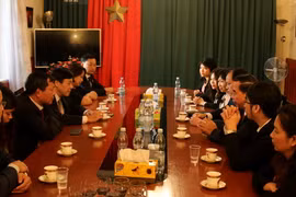 Đoàn đàm phán Việt Nam thăm Đại sứ quán Việt Nam. (Ảnh: Trần Quang Vinh/Vietnam+)