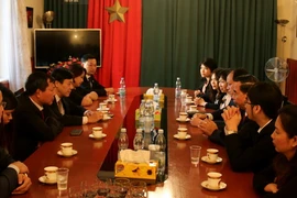 Đoàn đàm phán Việt Nam thăm Đại sứ quán Việt Nam. (Ảnh: Trần Quang Vinh/Vietnam+)