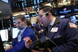 Các giao dịch viên tại sàn giao dịch chứng khoán New York. (Nguồn: AFP/TTXVN)