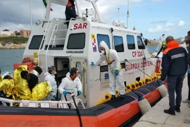 Tàu của Lực lượng bảo vệ bờ biển Italy đưa những người di cư tới đảo Lampedusa , Italy. (Nguồn: EPA/TTXVN)