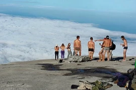 Nhóm 10 người đã thoát y trên đỉnh Kinabalu ngày 30/5. (Nguồn: themalaymailonline.com)