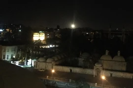 Tên lửa phòng không bay trên bầu trời tại phía nam Damascus, Syria ngày 17/4. (Nguồn: THX/TXVN)