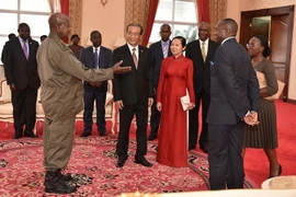 Tổng thống Cộng hòa Uganda Museveni tiếp Đại sứ Nguyễn Kim Doanh tại lễ trình Quốc thư. (Ảnh: Thanh Hưng/TTXVN)