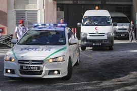 Xe cảnh sát và xe cứu thương mang thi thể ông Kim Jong-nam rời bệnh viện ở Putrajaya, Malaysia ngày 15/2. (Nguồn: EPA/TTXVN)