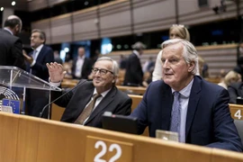 Trưởng đoàn đàm phán Brexit của Liên minh châu Âu (EU) Michel Barnier (phải) tại phiên họp Nghị viện châu Âu ở Brussels, Bỉ ngày 9/10/2019. (Nguồn: AFP/TTXVN) 