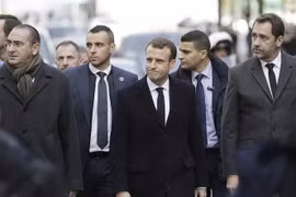 Tổng thống Pháp Emmanuel Macron (giữa, phía trước) và các quan chức Chính phủ thị sát một tuyến phố ở thủ đô Paris, nơi nổ ra các cuộc biểu tình bạo loạn của lực lượng Áo vàng nhằm phản đối tăng giá nhiên liệu, ngày 2/12/2018. (Nguồn: AFP/TTXVN) 