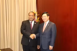 Phó Thủ tướng, Bộ trưởng Bộ Ngoại giao Phạm Bình Minh gặp Bộ trưởng Ngoại giao Papua New Guinea Rimbink Pato. (Ảnh: Khánh Linh/TTXVN) 