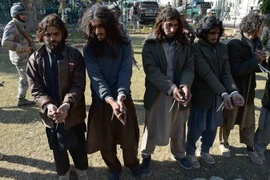 Các tay súng Taliban bị lực lượng an ninh Afghanistan bắt giữ ngày 29/12 . (Nguồn: AFP/TTXVN)