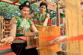 Trình diễn dệt thổ cẩm tại Tuần Văn hóa, Du lịch Điện Biên 2014. (Ảnh: Thanh Tùng/TTXVN)