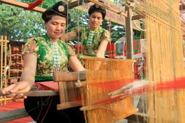 Trình diễn dệt thổ cẩm tại Tuần Văn hóa, Du lịch Điện Biên 2014. (Ảnh: Thanh Tùng/TTXVN)